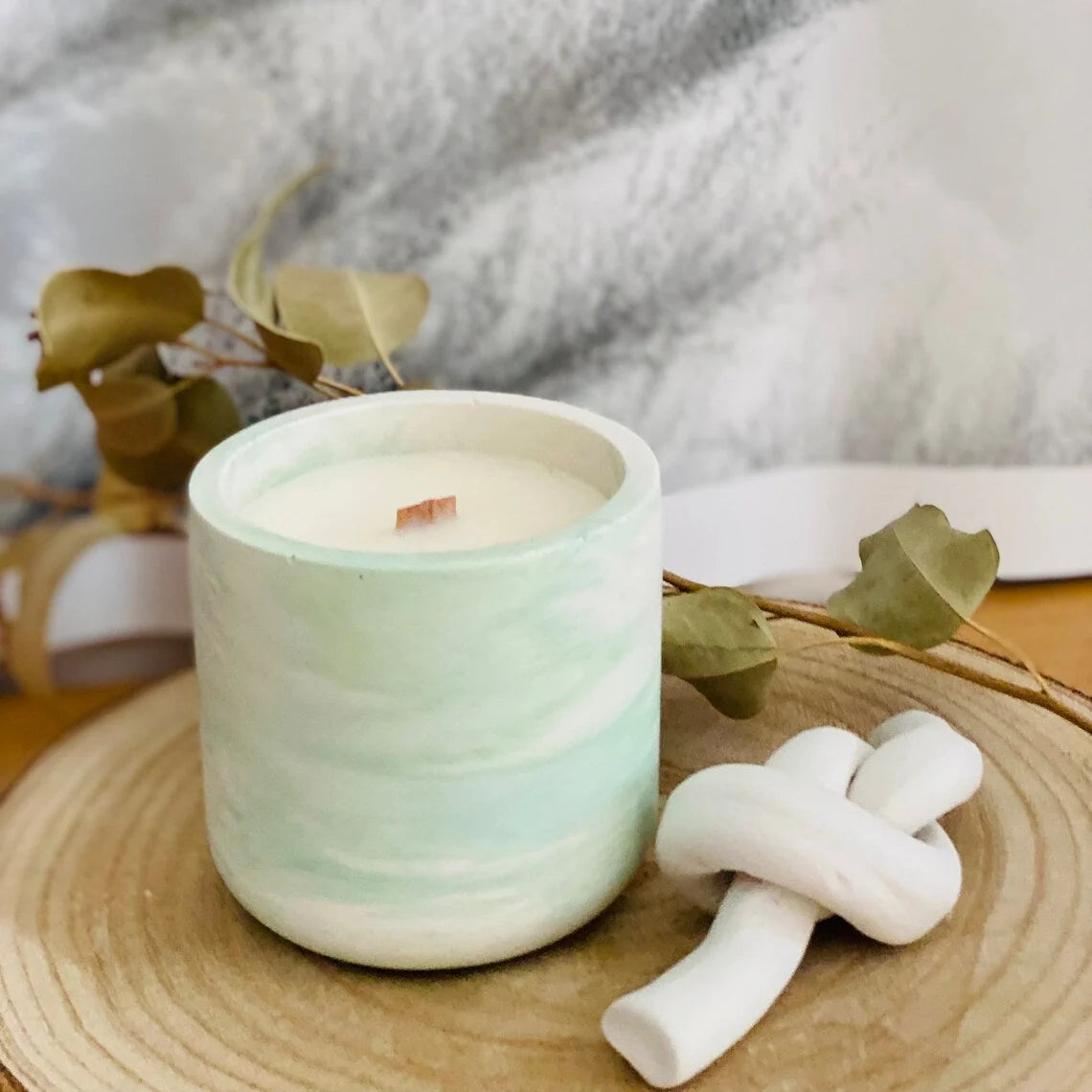 Pot à bougie en jesmonite marbrée vert avec bougie à mèche bois – Atelier Lili Paris
